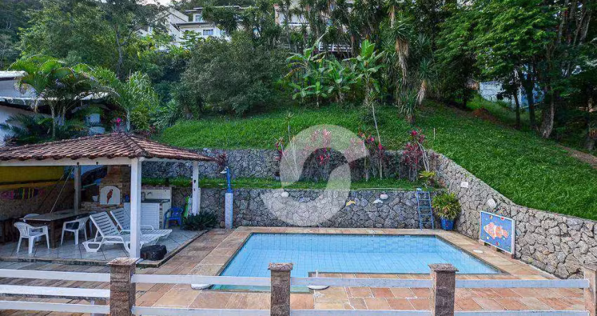 Casa com lazer em condomínio de luxo em piratininga
