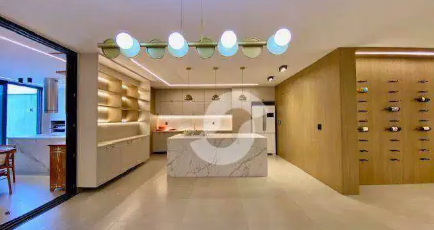 Casa moderna, sofisticada e a poucos metros da praia.