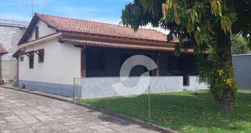 Ótima casa com lindo quintal !!