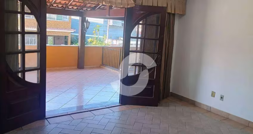 Linda casa duplex com 3 quartos, 2 suítes, varanda!