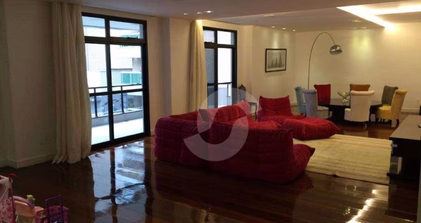Icaraí , juntinho ao Campo de São Bento.  Amplo apartamento, aproximadamente 300 m², com salão, varandão, 4 quartos, sendo 2sts e uma delas com closet
