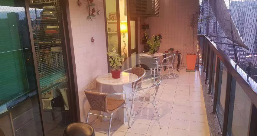 Bom apartamento com: sala em 3 ambientes, varanda, 4 quartos, sendo  2 suítes, copa cozinha, despensa, lavabo, banheiro social, 2 vagas