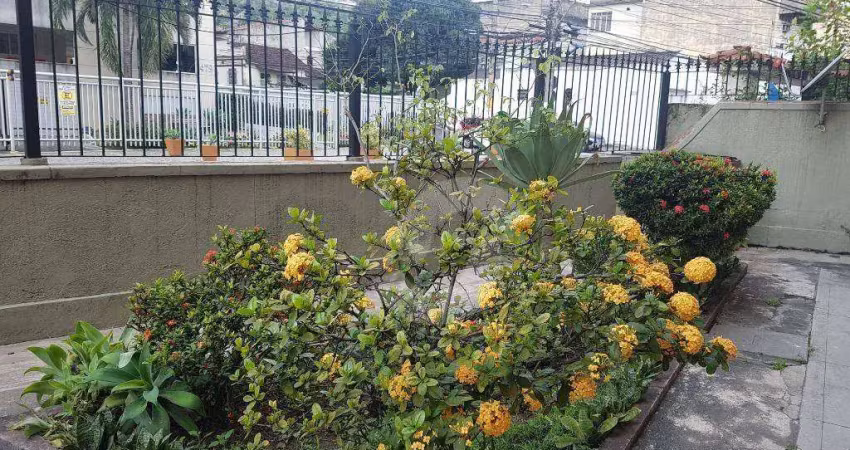 Apartamento térreo, dentro de uma Vila graciosa, com 3 dormitórios, copa cozinha e 1 vaga