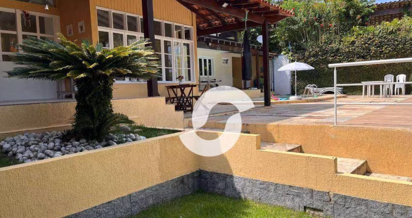 Linda Casa! Ensolarada, aconchegante, em ótimo condomínio,  com toda a privacidade que você e sua família  procuram. Muito verde,  lazer completo!