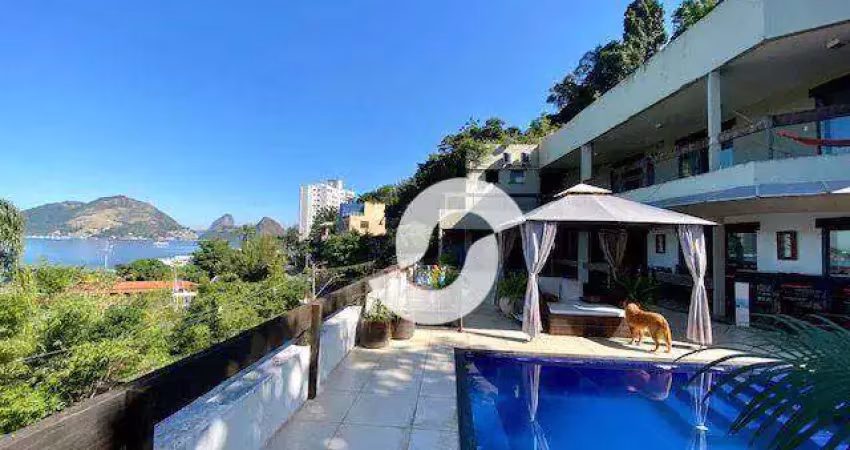 Casa com vista para o mar e cartões postais do rio.