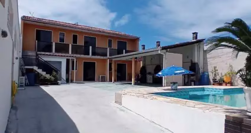 Sobrado com piscina e 06 quartos