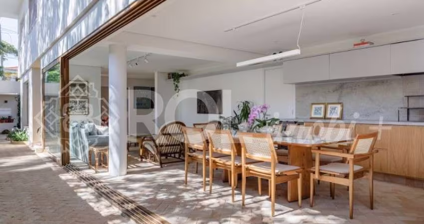 Casa a venda totalmente reformada, com 427m², 3 suítes na Av. Irai, Planalto Paulista.