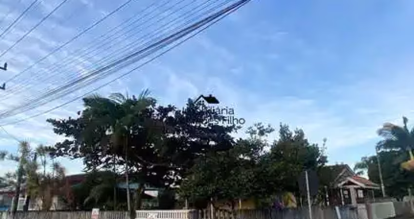Casa de esquina, com asfalto em ambos os lados, balneário rainha, e em itapoá/sc