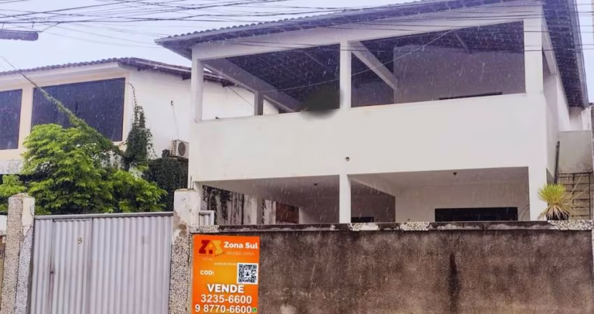 Casa com primeiro andar no Bancários.