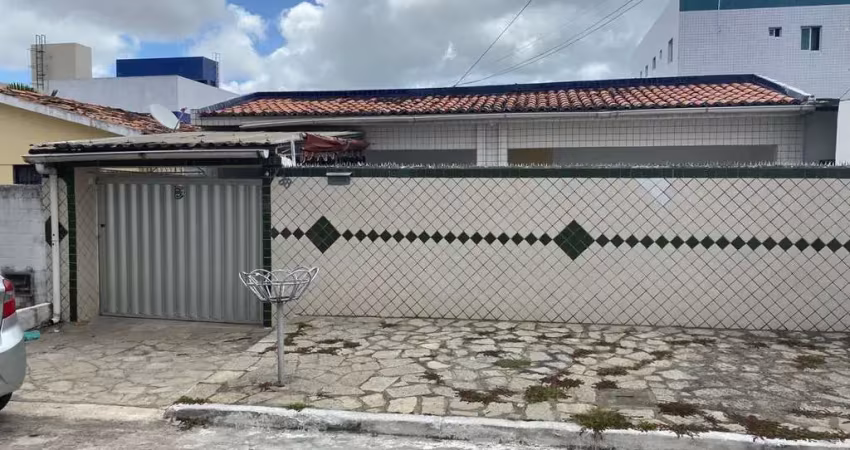 Casa bem localizada no geisel, com sala para dois ambientes. tres dormintoirios sendo duas suites, cozinha e area de serviço, terraço garagem para doi