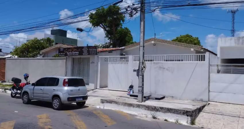 Casa bem localizada no bairro do geisel, com quatro dormitórios sendo um suite, wc social, sala,cozinha, área de serviço, quintal, terraço e garagem c