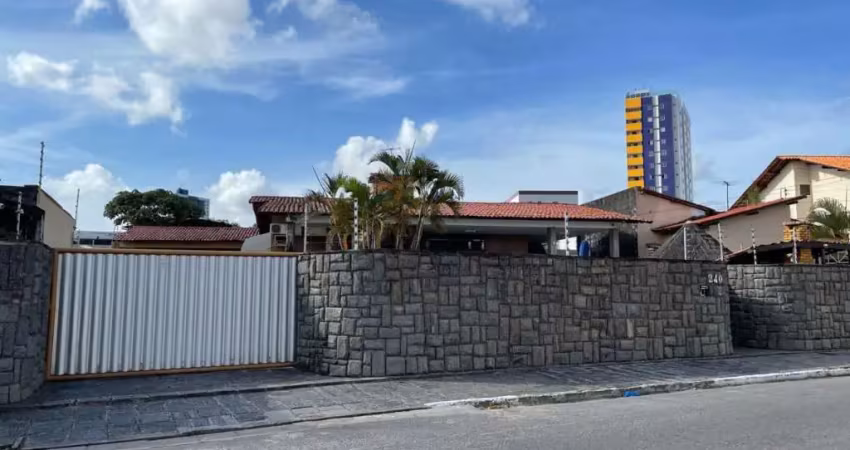 Casa com 05 quartos sendo 04 suítes