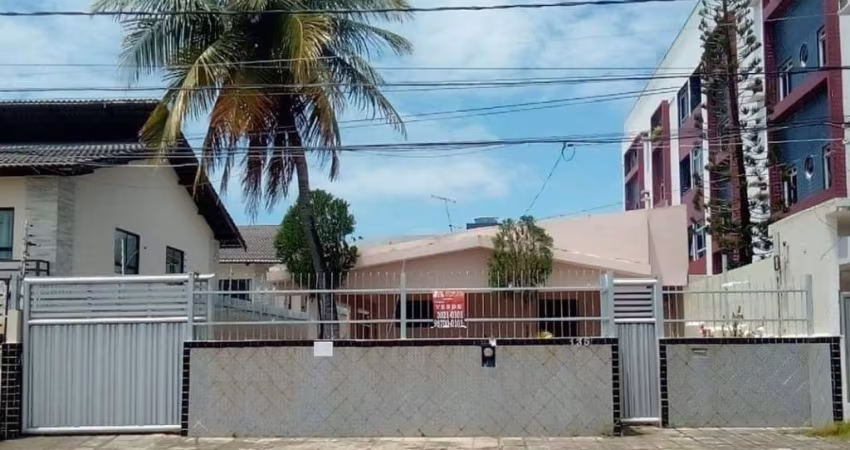 Casa com 03 quartos sendo 01 suíte