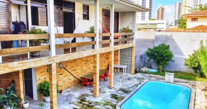 Casa de primeiro andar com 05 suítes e 05 vagas de garagem.