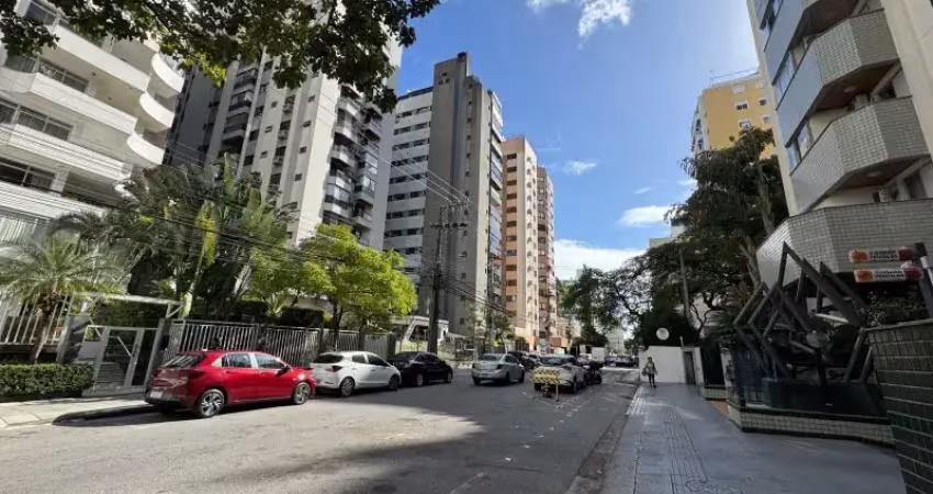 Apto com 2 dormitórios, 1 garagem livre coberta, centro.