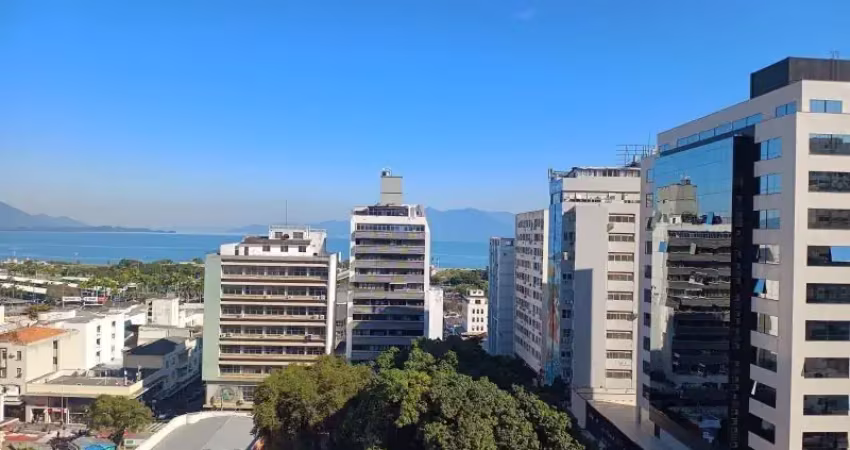 Apartamento no centro com 2 dormitórios e 1 vaga de garagem  livre