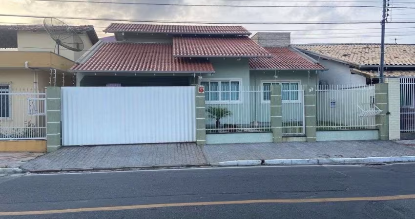 CASA NO BAIRRO CORDEIROS - ITAJAÍ