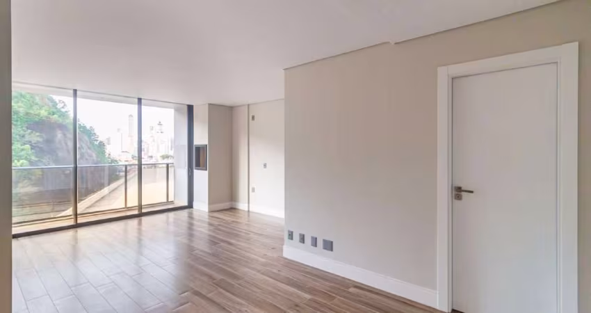 Apartamento em frente ao Balneário Shopping à venda com 02 suítes.