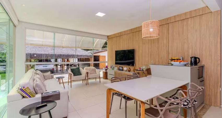 Casa mobiliada com 04 suítes à venda na Praia dos Amores.