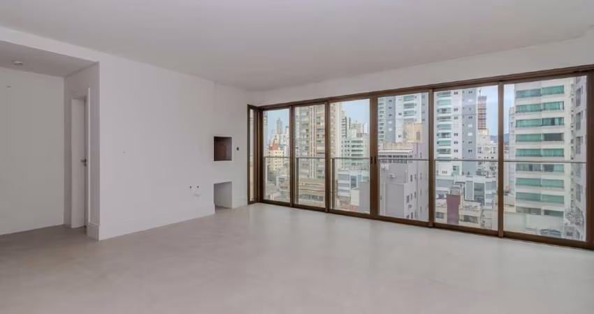 Apartamento à venda com 04 suítes no Centro de Balneário Camboriú.