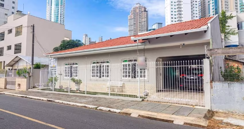 Casa à venda no centro de Balneário Camboriú