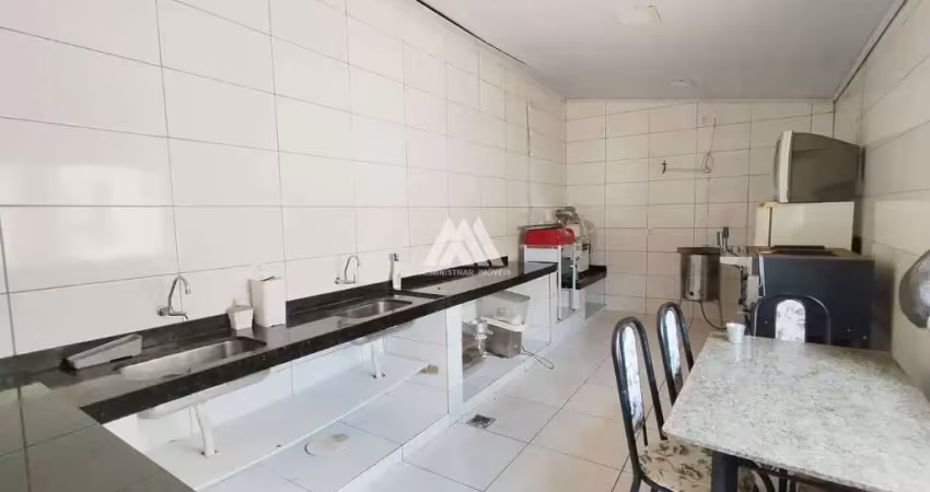 Alugo casa em Itatiaiuçu com 03 quartos excelente localização.