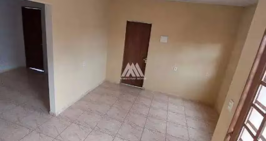 Alugo casa em Itatiaiuçu com 03 quartos excelente localização.