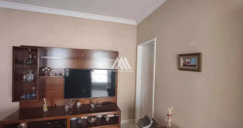 Vendo casa e 02 apartamentos em Itaúna em ótima localização