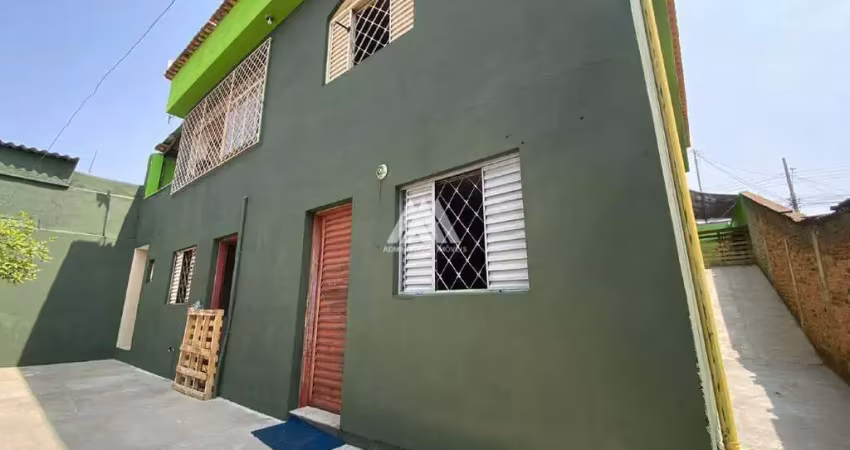 Vendo casa em itaúna com 03 quartos uma varanda ampla em ótima localização