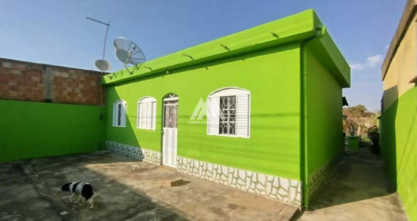 Vendo excelente casa em Itaúna com pomar em ótima localização!