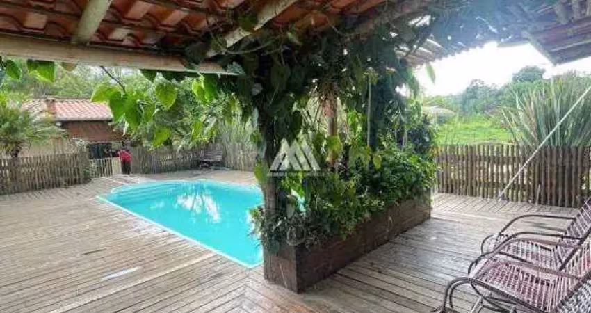 Alugo sítio no Rio São João com excelente para o final de semana.