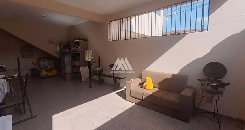 Vendo casa em Itaúna com 03 quartos sendo 01 suíte em ótima localização