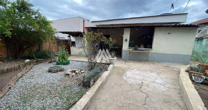 Vendo casa em Itaúna com 04 quartos e área de serviço com 02 vagas de garagem em ótima localização