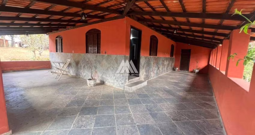 Vendo fazenda em Itaúna com 12,96 hectares com 06 quartos com amplo espaço em ótima localização