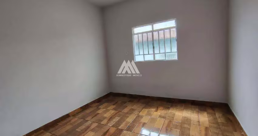 Alugo casa em Itatiaiuçu com 03 quartos com uma excelente localização.