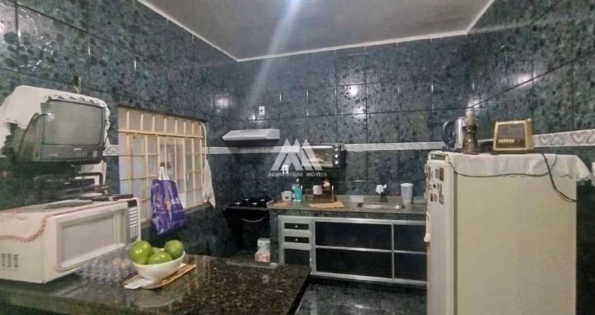 Vendo casa em Itaúna com 03 quartos com excelente localização.