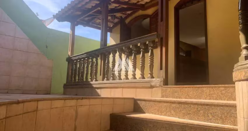 Vendo casa em itatiaiuçu com 03 quartos excelente localização.
