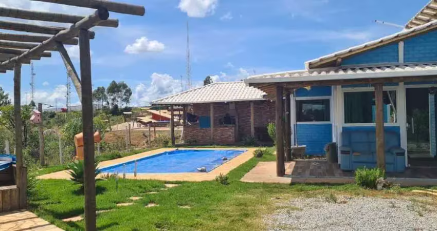 Chácara à venda: 1000m², 03 quartos (1 suíte), piscina, jacuzzi, área gourmet .