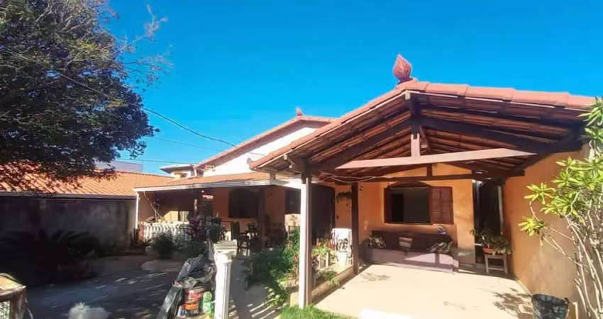 Casa com ótima localização em lote de 360m² á venda em igarapé-mg!
