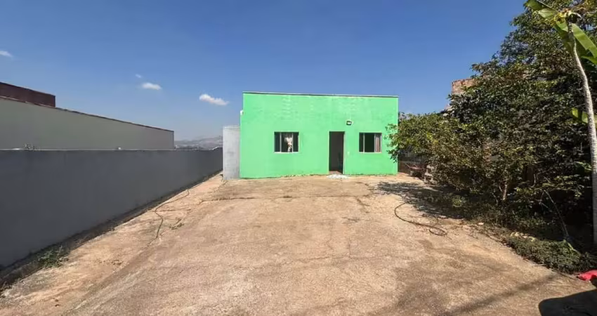 Casa em lote de 300m² á venda em são joaquim de bicas-mg!