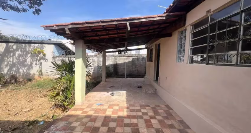 Casa com excelente localização sendo 02 quartos para locação em igarapé-mg!