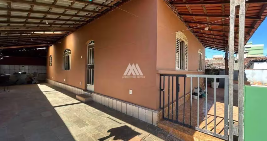 Alugo casa com 2 quartos em itatiaiuçu com excelente localização!