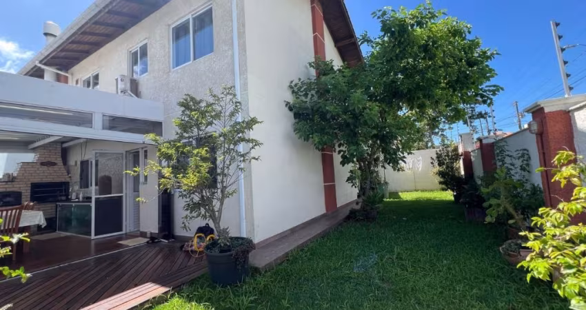 Apartamento 02 dormitórios com amplo quintal, IPIRANGA São José SC