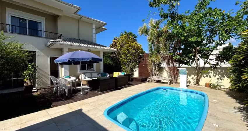 Horizonte imóveis vende belíssima casa mobiliada com piscina em jurerê internacional