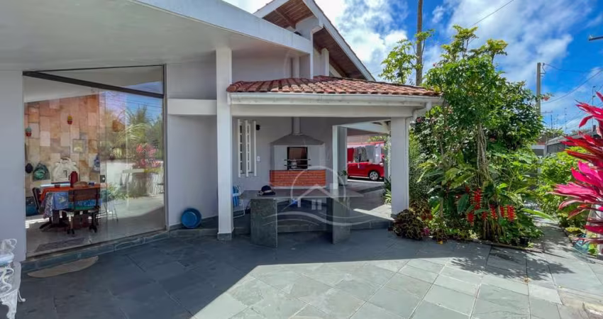 Casa Térrea com piscina à venda com piscina, 4 quarto(s),  sendo 3 suíte(s)  no bairro São José, 200 metros da praia, Peruíbe-SP