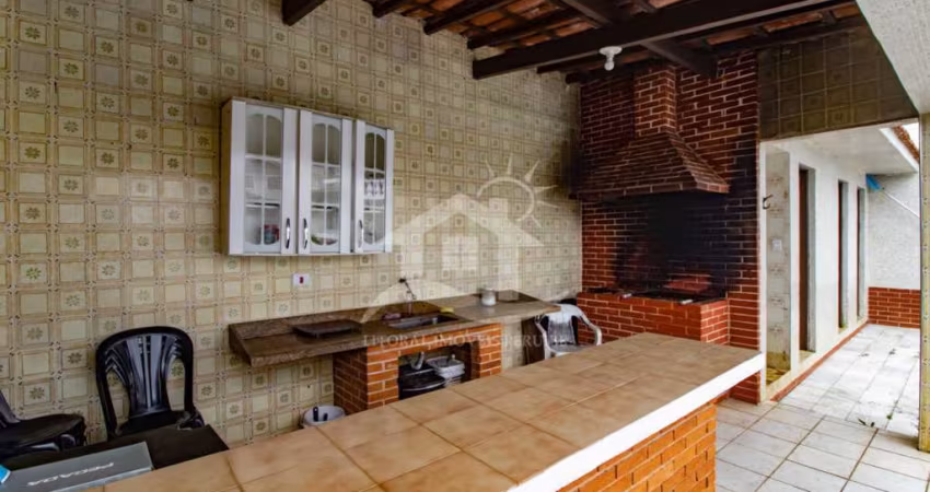 Casa Assobradada à venda , 5 quarto(s),  sendo 2 suíte(s)  no bairro Centro, 1000 metros da praia, Peruíbe-SP