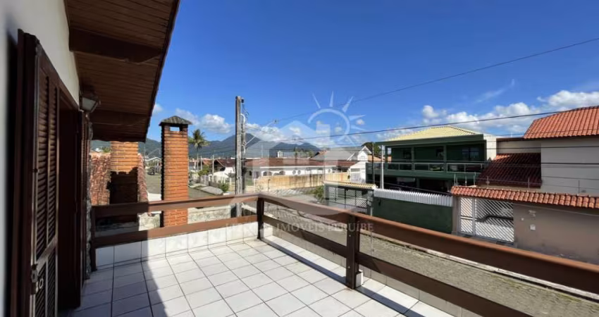 Casa Mezanino à venda , 3 quarto(s),  sendo 1 suíte(s)  no bairro Ribamar, 600 metros da praia, Peruíbe-SP
