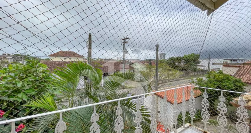 Casa Assobradada à venda com piscina, 3 quarto(s),  sendo 2 suíte(s)  no bairro Jardim Peruíbe, 1200 metros da praia, Peruíbe-SP