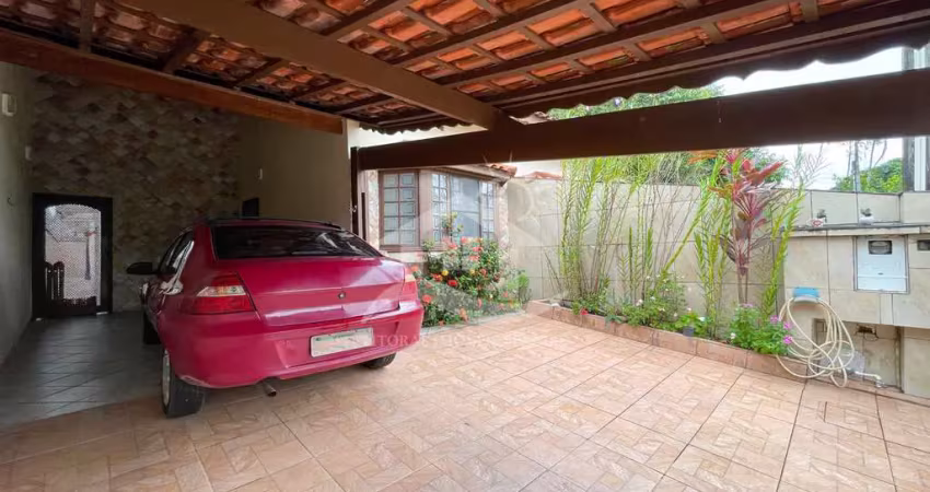 Casa assobradada à venda , 3 quarto(s),  sendo 2 suíte(s)  no bairro arpoador, 1100 metros da praia, peruíbe-sp
