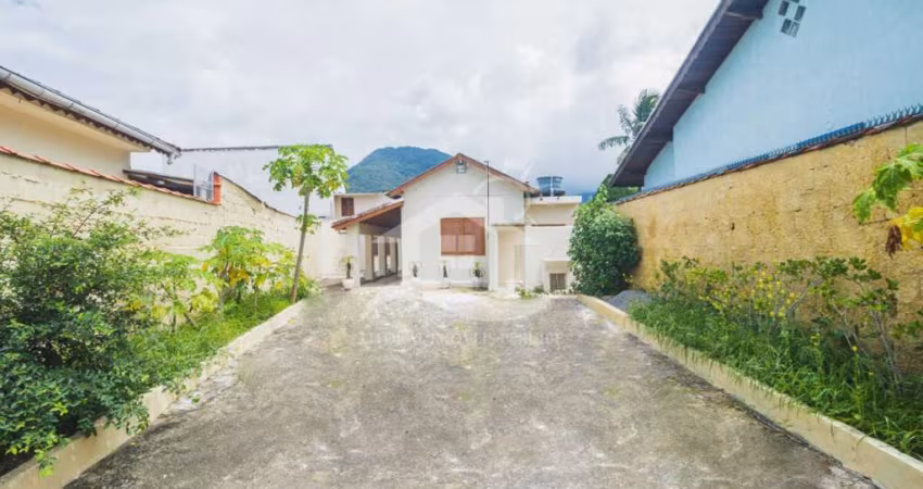 Casa Térrea à venda , 3 quarto(s),  sendo 1 suíte(s)  no bairro Centro, 1000 metros da praia, Peruíbe-SP